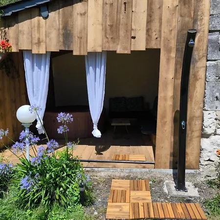 La Des Vergers De St Nicolas Bed & Breakfast *